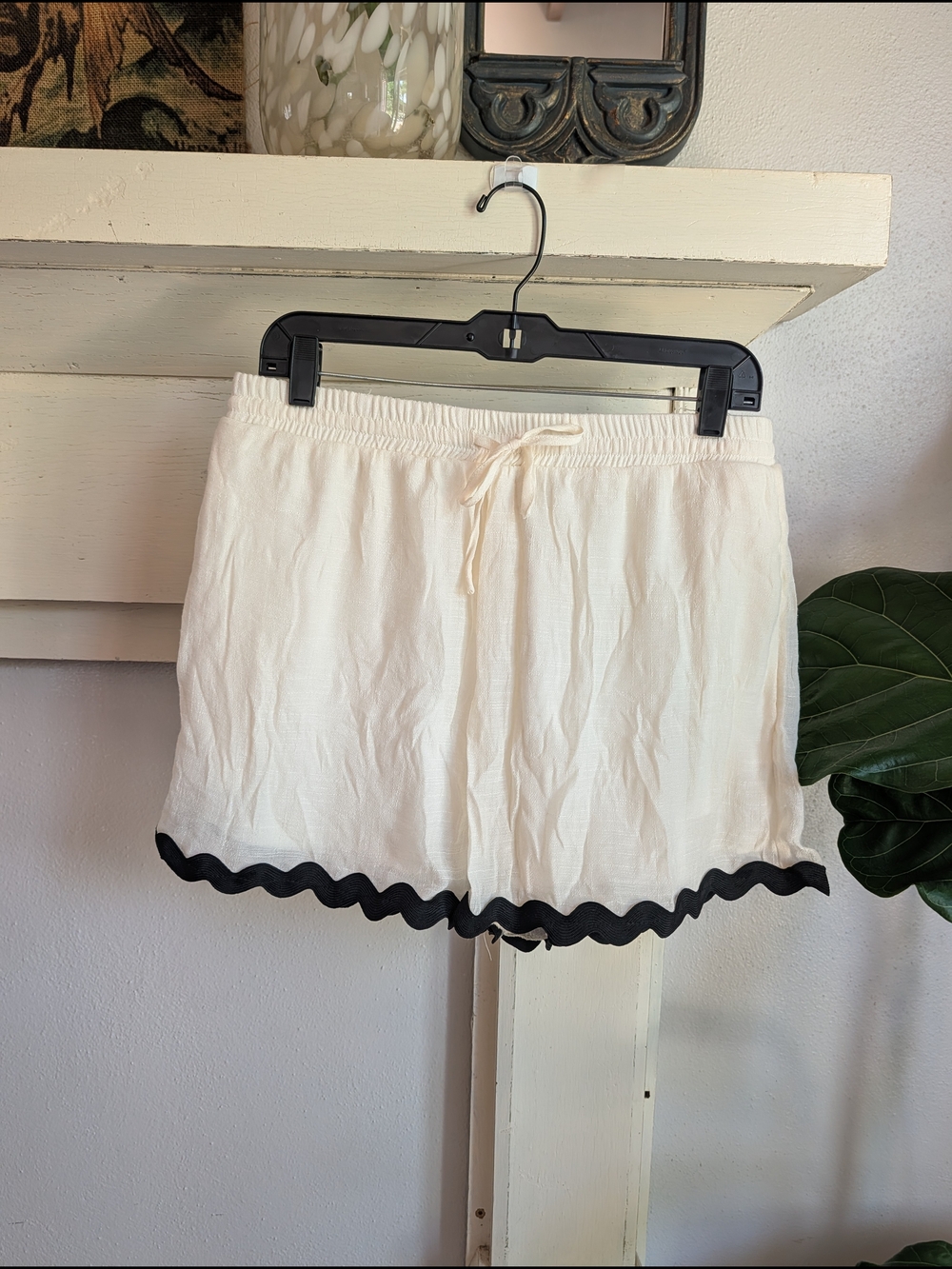 Francesca's Collections Cream Shorts with Black Scallop Hem